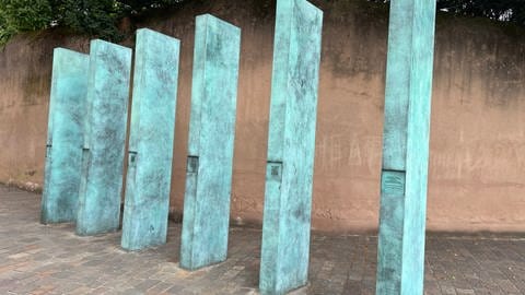 Dieses Mahnmal erinnert in Trier an die Sinti und Roma aus Trier, die Opfer des Holocaust der Nationalsozialisten wurden.