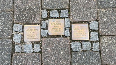 Stolpersteine in Trier erinnern an Sinti und Roma, die in Auschwitz ermordet wurden. Sie sind Opfer des Holcaust geworden. Jedes Jahr im Januar gibt es einen Gedenktag für die Opfer.
