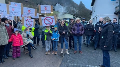 Bürger protestieren in Michelbach gegen die Pläne des Vulkaneifelkreises ein Hotel im Ort als Unterkunft für Flüchtlinge zu nutzen. (Foto: SWR, Andreas Adam)