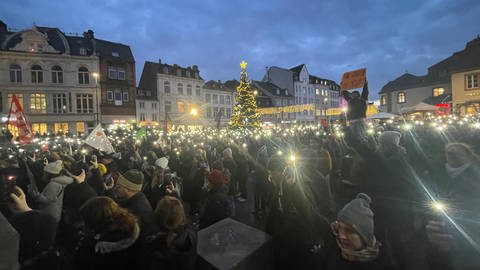 Mit Lichtern setzen die Menschen an der Porta Nigra in Trier zum Abschluss der Demo gegen noch ein Zeichen gegen Rechts wie bei vielen anderen Demos auch.