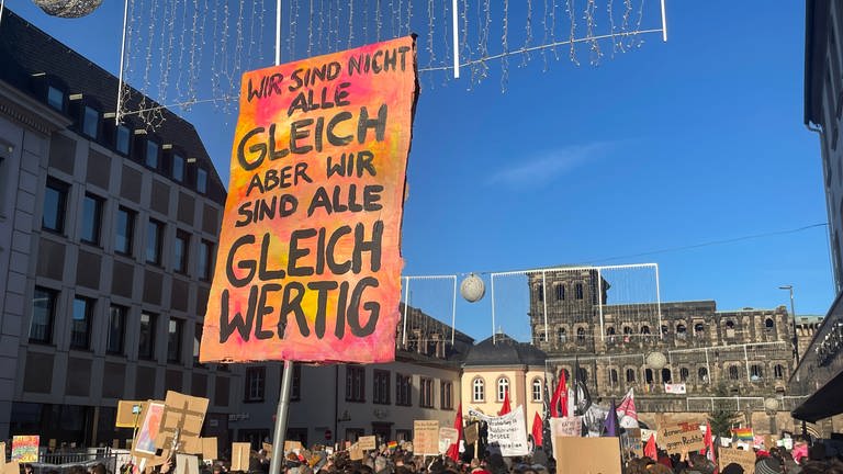10.000 Menschen kommen zur Demo gegen Rechts in Trier (Foto: SWR)