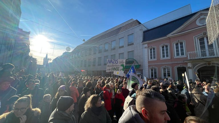 10.000 Menschen kommen zur Demo gegen Rechtsextremismus in Trier (Foto: SWR)