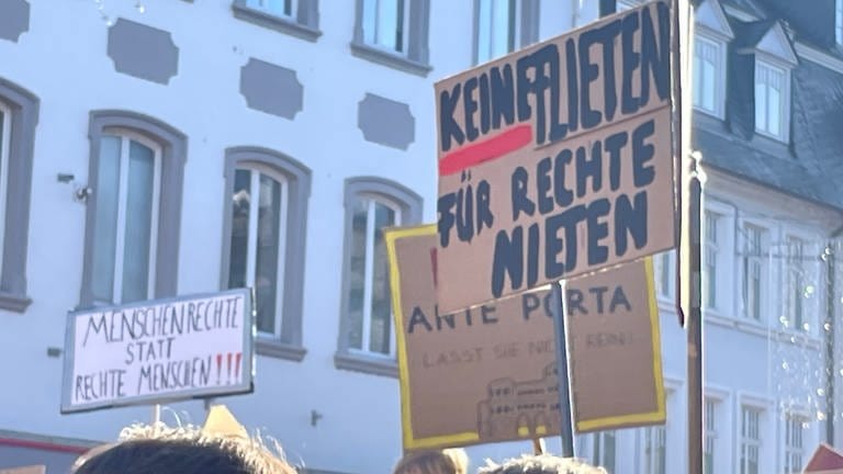 10.000 Menschen kommen zur Demo gegen Rechtsextremismus in Trier
