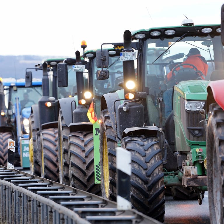 Landwirte aus der Region Trier blockieren mit ihren Traktoren die A1 am Wittlicher Kreuz. 