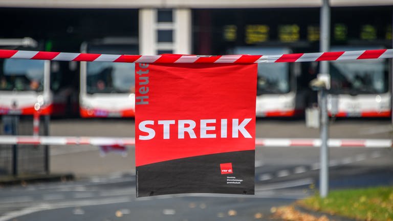 Auch in der Region Trier streiken am Freitag die Busse. Das führt teilweise zu Schulausfällen. (Foto: IMAGO, IMAGO / Funke Foto Services)