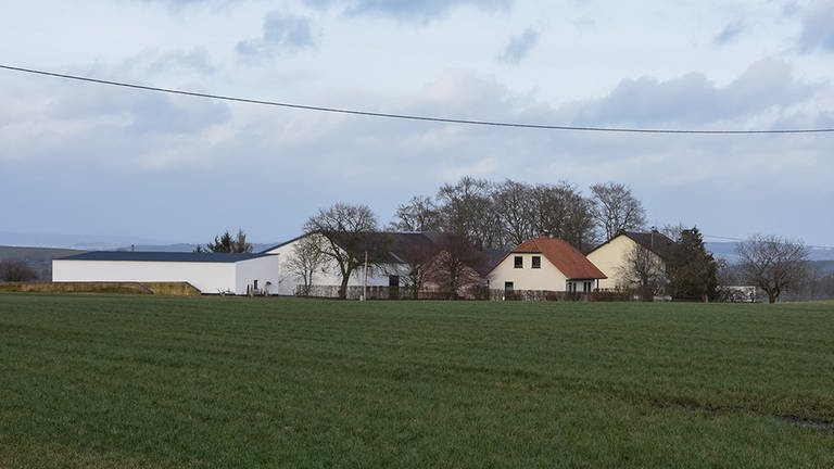 Das Gehöft von Familie Heyen besteht aus mehreren, voneinander getrennten Gebäuden. Alle sind von der Fernwärme abhängig, die die Biogas-Anlage liefert.