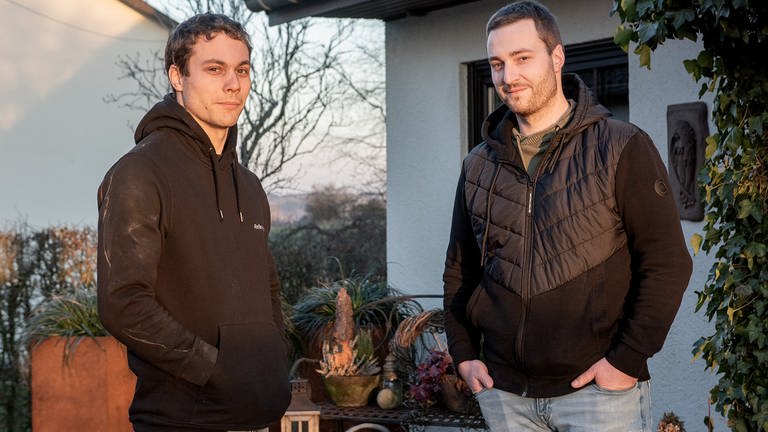 Lukas Heyen (links) und sein Bruder Johannes Heyen überlegen, wie es ohne Fernwärme weitergehen soll.