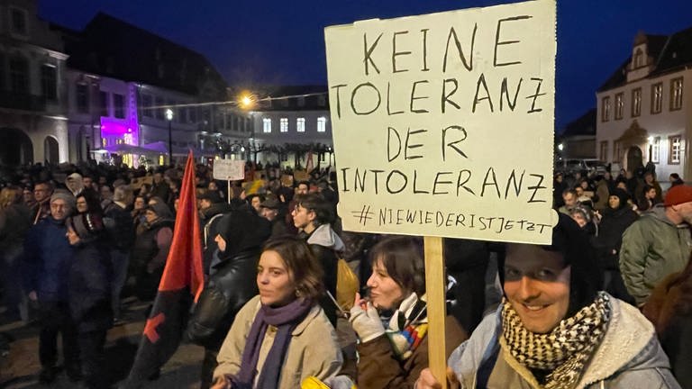 In Trier demonstrieren mehrere hundert Menschen gegen eine Parteiveranstaltung der AfD auf dem Domfreihof. (Foto: SWR, Ludger Peters)
