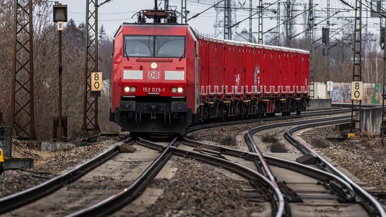 20 Unternehmen aus der Region Trier setzen sich für einen zweigleisigen Ausbau der Eifelstrecke der Bahn ein. (Symbolbild) (Foto: IMAGO, Arnulf Hettrich)