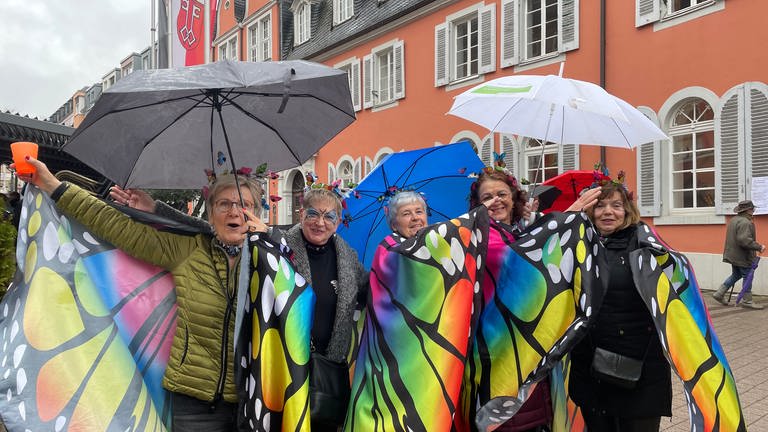 Diese Schmetterlinge hat der Regen nicht vom Karneval in Wittlich abgehalten. (Foto: SWR)