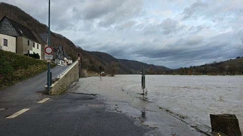 Die K65 zwischen Traben-Trarbach und Kövenig ist wegen des Mosel-Hochwassers gesperrt.