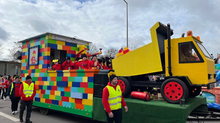 Fleißige Hände haben diesen Lego-Wagen für die Karnevalsumzüge gebaut. Rosenmontagsumzug Trier.