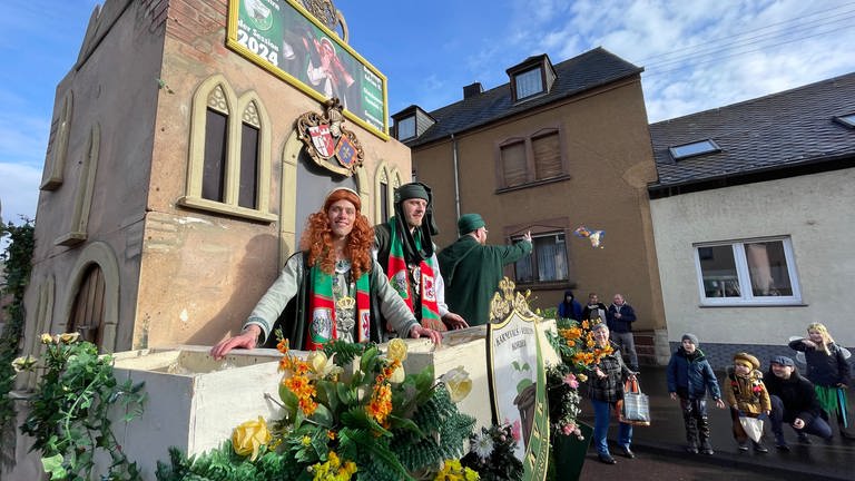 Rosenmontagsumzug in Trier-Ehrang. Das Motto beim diesjährigen Umzug in Trier-Ehrang lautete:  "Superhelden schützen Kyllania". 