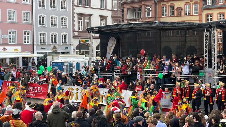 Viele Tausend Narren und Närrinnen haben in Trier beim Rosenmontagszug den Höhepunkt des Straßenkarnevals gefeiert.