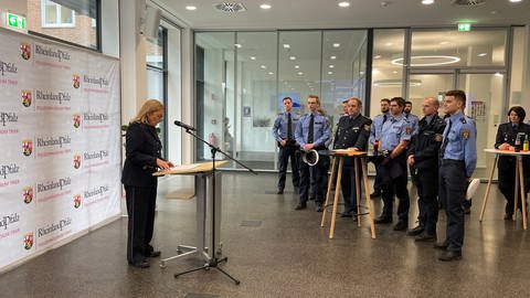 30 Polizistinnen und Polizisten aus der Region Trier sind für besondere Verdienste ausgezeichnet worden.