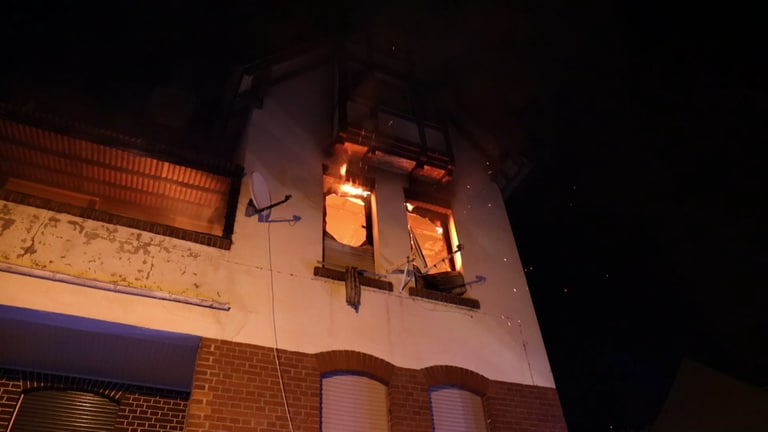 Aus diesem brennenden Haus haben die Idar-Obersteiner Polizisten im Oktober 2021 mehrere Menschen gerettet. 