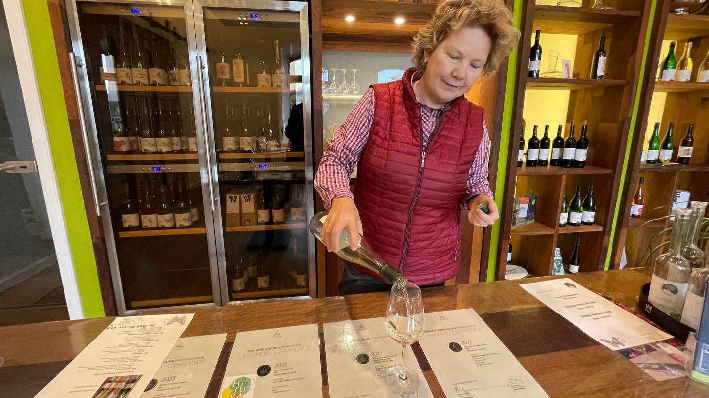 Ulrike Boor bietet seit Kurzem eine spezielle Klimawandel-Weinprobe in Traben-Trarbach an. (Foto: SWR, Christian Altmayer)