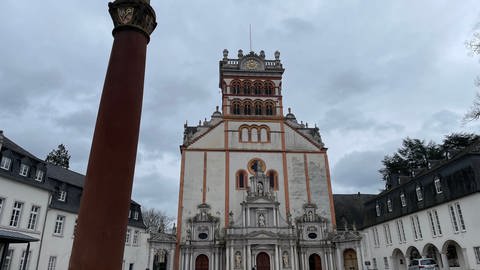 Die Abteikirche der Abtei St. Matthias in Trier vom Innenhof aus gesehen. Auch hier soll es zu Missbrauchsfällen gekommen sein. (Foto: SWR)