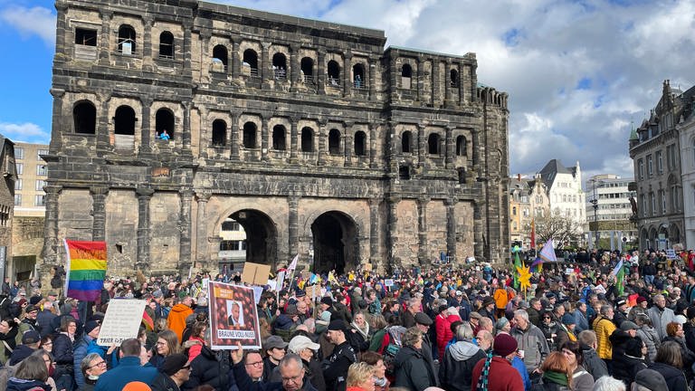 In Trier versammelten sich vor der Porta Nigra viele Menschen, um gegen Rechtsextremismus zu demonstrieren. (Foto: SWR, Martin Schmitt)
