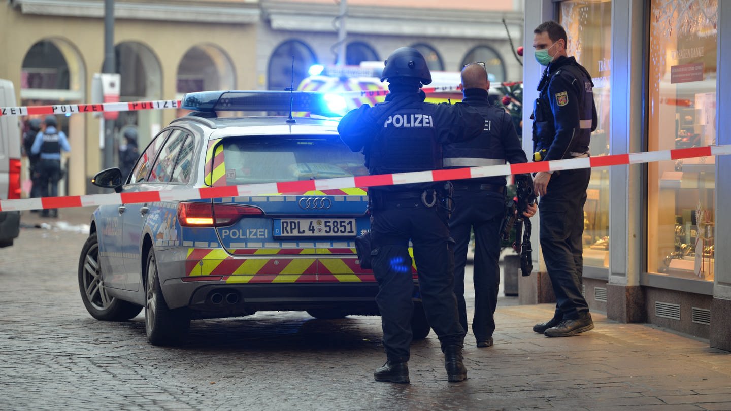 Polizisten nach der Amokfahrt am Trierer Hauptmarkt (Foto: dpa Bildfunk, picture alliance/dpa | Harald Tittel)