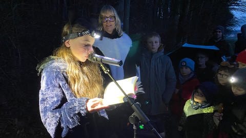 Grundschullehrerin Anja Lippert organisiert eine Lesenachtwanderung in Nittel.  (Foto: SWR)