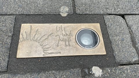Eine Gedenkplakette in der Brotstraße in Trier erinnert an Wolfgang Hilsemers Schwester und Schwager. Die Plakette ist genau an der Stelle verlegt, an denen die beiden vom Amokfahrer erfasst wurden. (Foto: SWR, Martin Schmitt)