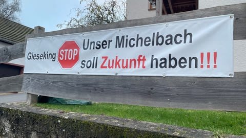 Banner wie dieses hängen an jedem zweiten Haus im Gerolsteiner Stadtteil Michelbach. (Foto: SWR, Christian Altmayer)