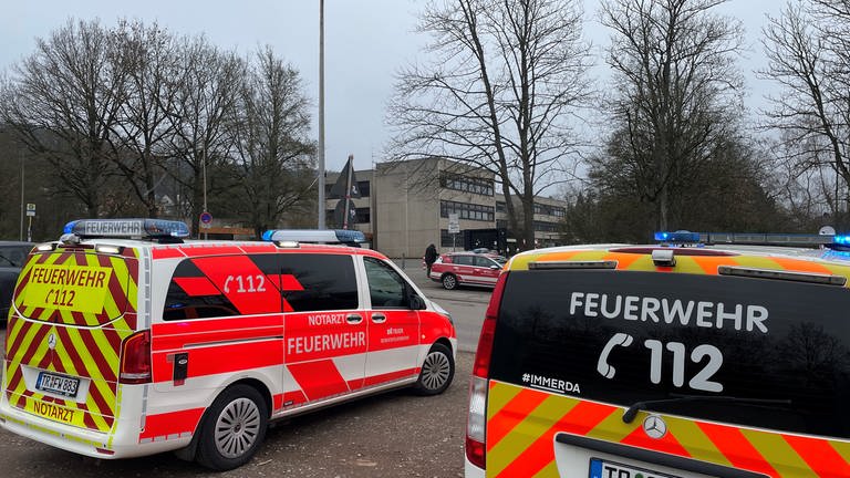 In einer Realschule in Trier-Ehrang haben am Morgen Unbekannte Reizgas auf einem Gang versprüht. 17 Schüler erlitten durch das Pfefferspray Atemwegsreizungen. (Foto: SWR, Jan Teuwsen)