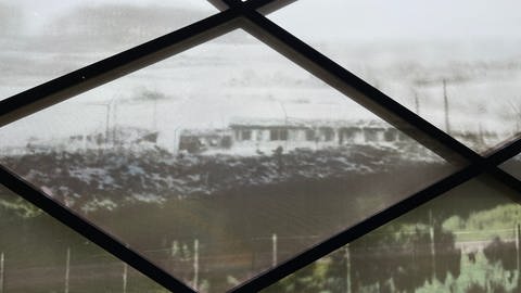 Blick durchs Fenster der Gedenkstätte SS-Sonderlager KZ Hinzert (Foto: SWR)