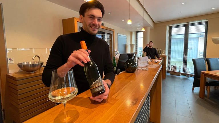 Winzer Kilian Schmitges zeigt seinen alkoholfreien Wein
