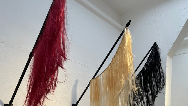 Die Fahnen aus Frauenhaar sind für Künstlerin Daniela Kurella ein Symbol für den Protest gegen Gewalt an Frauen und ein Zeichen des Friedens. (Foto: Daniela Kurella)