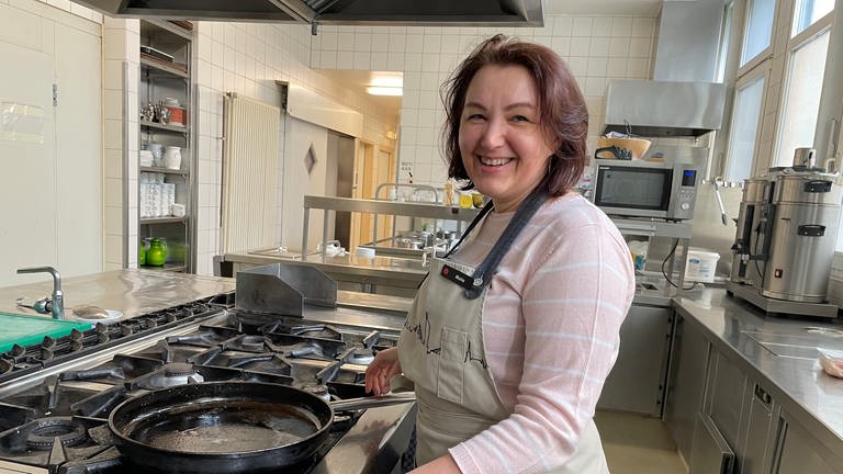 Maiia Kibalnichenko ist aus der Ukraine nach Trier geflüchtet. Hier hat sie Arbeit in der Küche des Hotels Vienna House easy gefunden.  (Foto: SWR)