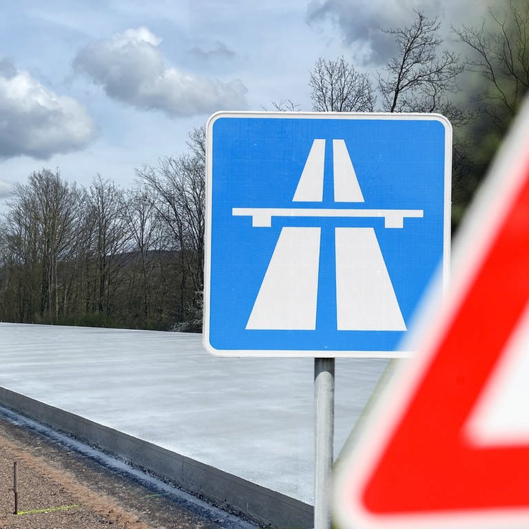 Bidlmontage: Dauerbaustelle A1: Warum Autofahrer auf der Autobahn A1 bisher keine freie Fahrt haben (Foto: dpa Bildfunk, Jan Woitas, Montage: SWR)