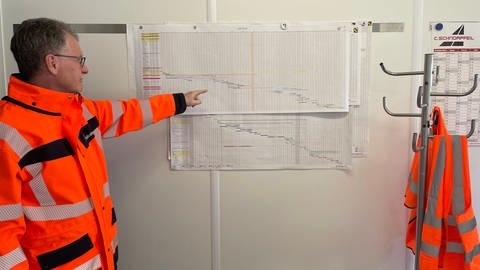 Dauerbaustelle A1: Warum Autofahrer dort keine freie Fahrt haben - Bauingenieur Uwe Schminke zeigt im Bausbesprechungsbüro auf den Zeitplan der aktuellen Baumaßnahme (Foto: SWR)