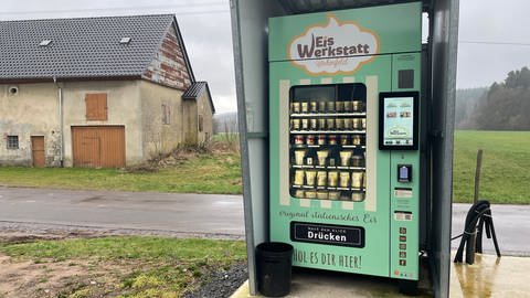 Mehr als 40 solche Automaten gibt es in Rheinland-Pfalz. Dort kann man sich das Eis aus Vazzolas "Eiswerkstatt" selbst ziehen.  (Foto: SWR, Christian Altmayer )