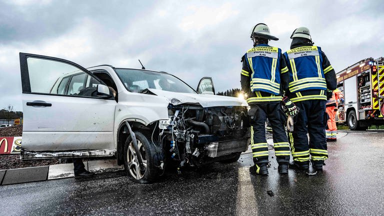 Auto des verstorbenen Fahrers in Fischbach nach dem Unfall