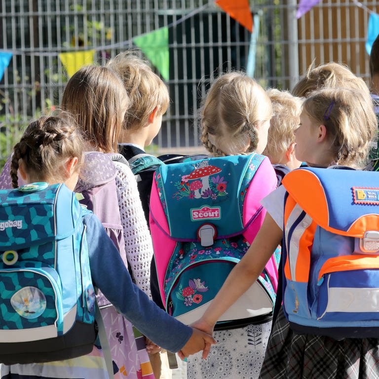 Die Kindernothilfe des Deutschen Kinderhilfswerks findet jedes Jahr Sponsoren, die Schulranzen für Erstklässler spenden.
