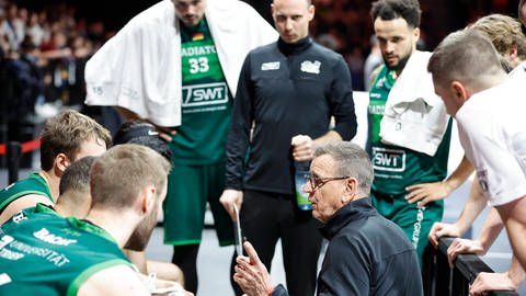 Die Gladiators Trier starten in der 2. Basketballbundesliga in die Playoffs. Zusammen mit Coach Don Beck wollen sie in den Aufstieg in die Bundesliga schaffen.