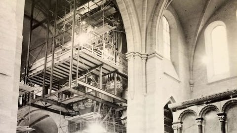 Im Zuge der Domrenovierung wurde 1974 die Hauptorgel wie ein Schwalbennest in den Trierer Dom eingebaut.