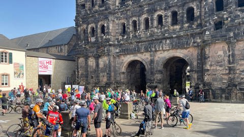 Vor der Porta Nigra in Trier ist am 1. Mai der Startschuss für die bundesweite Aktion Stadtradeln gefallen.