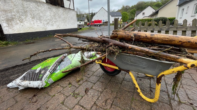 Nach dem Hochwaser haben die Aufräumarbeiten in Jünkerath-Glaadt begonnen