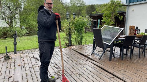 Das Unwetter hat die Terrasse von Marco Assmann verwüstet. Sein Haus war auch schon bei der Flutkatastrophe 2021 überschwemmt worden. 