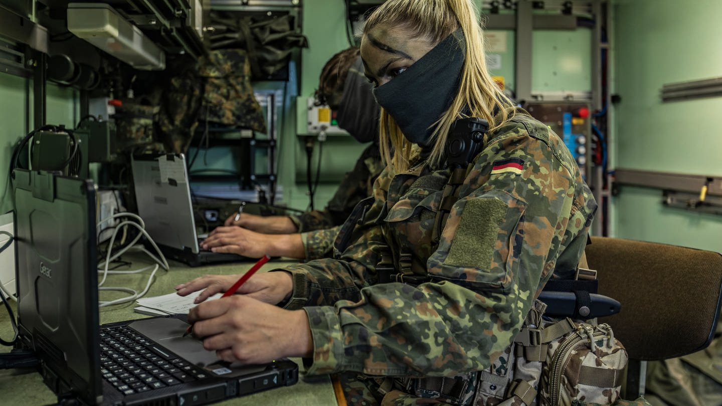 Auch im Gefechtsstand am Einsatzort muss im Cyberraum gearbeitet werden. (Foto: Bundeswehr)