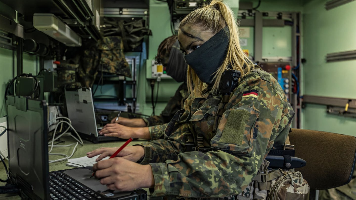Auch im Gefechtsstand am Einsatzort muss im Cyberraum gearbeitet werden. (Foto: Bundeswehr)