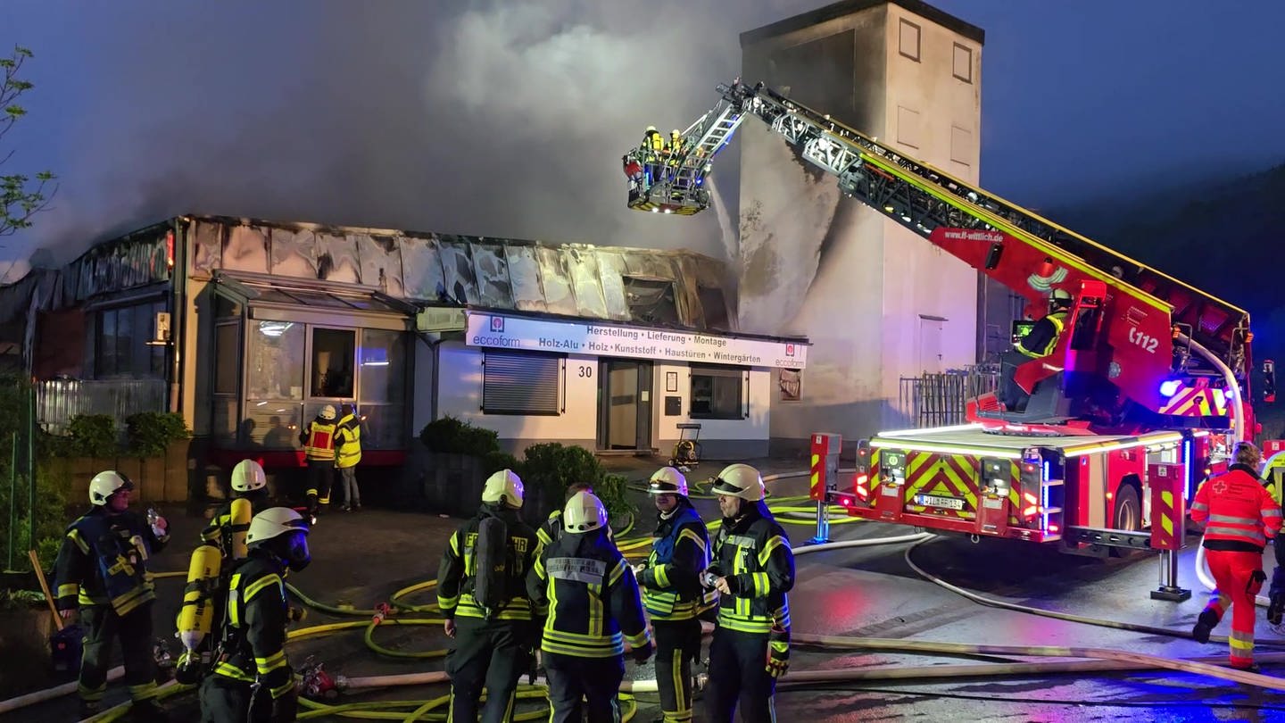 In Mühlheim an der Mosel ist in einer Fensterfirma ein Feuer ausgebrochen. (Foto: Steil TV)