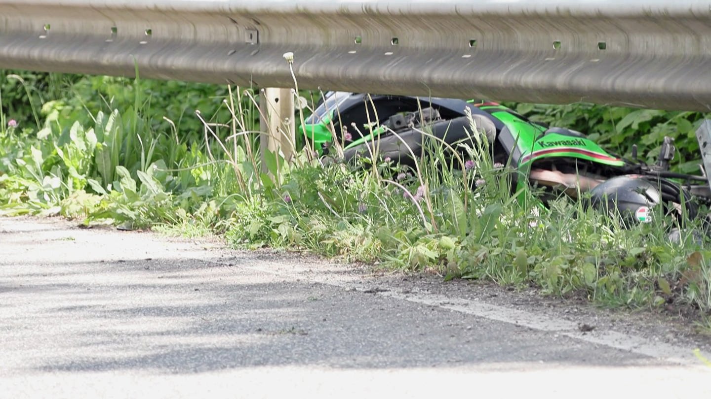 Ein 19-Jähriger stirbt bei einem tödlichen Motorradunfall bei Wincheringen (Foto: SWR, Nonstop News)