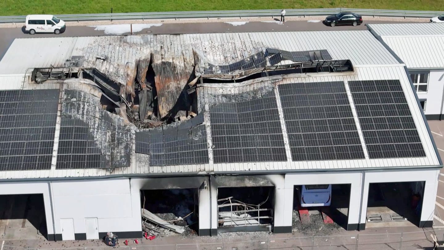 Im Dach einer Halle eines Bitburger Busunternehmers klafft nach einem Brand in riesiges Loch (Foto: SWR)