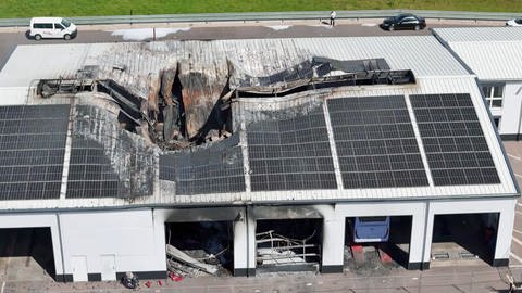 Im Dach einer Halle eines Bitburger Busunternehmers klafft nach einem Brand in riesiges Loch