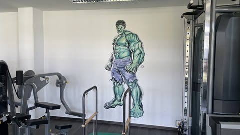 Die Comicfigur "Hulk" als Wandbild im Trainingsraum der Edelsteinklinik