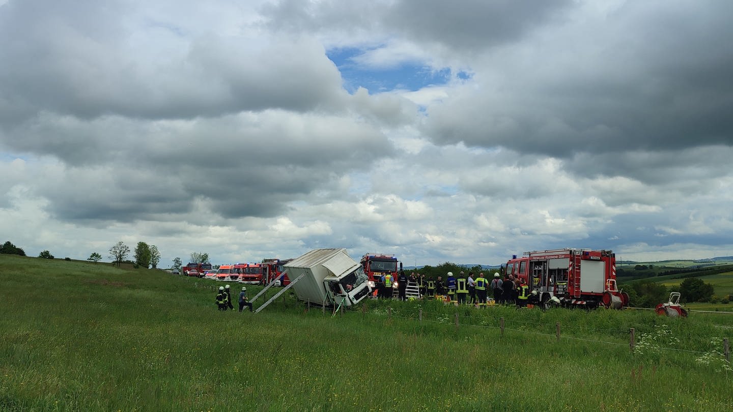 Auf der B268 bei Pellingen kam es am Montagvormittag zu einem Unfall zwischen einem Lkw und einem Auto. Der Autofahrer starb noch an der Unfallstelle. (Foto: Steil TV)